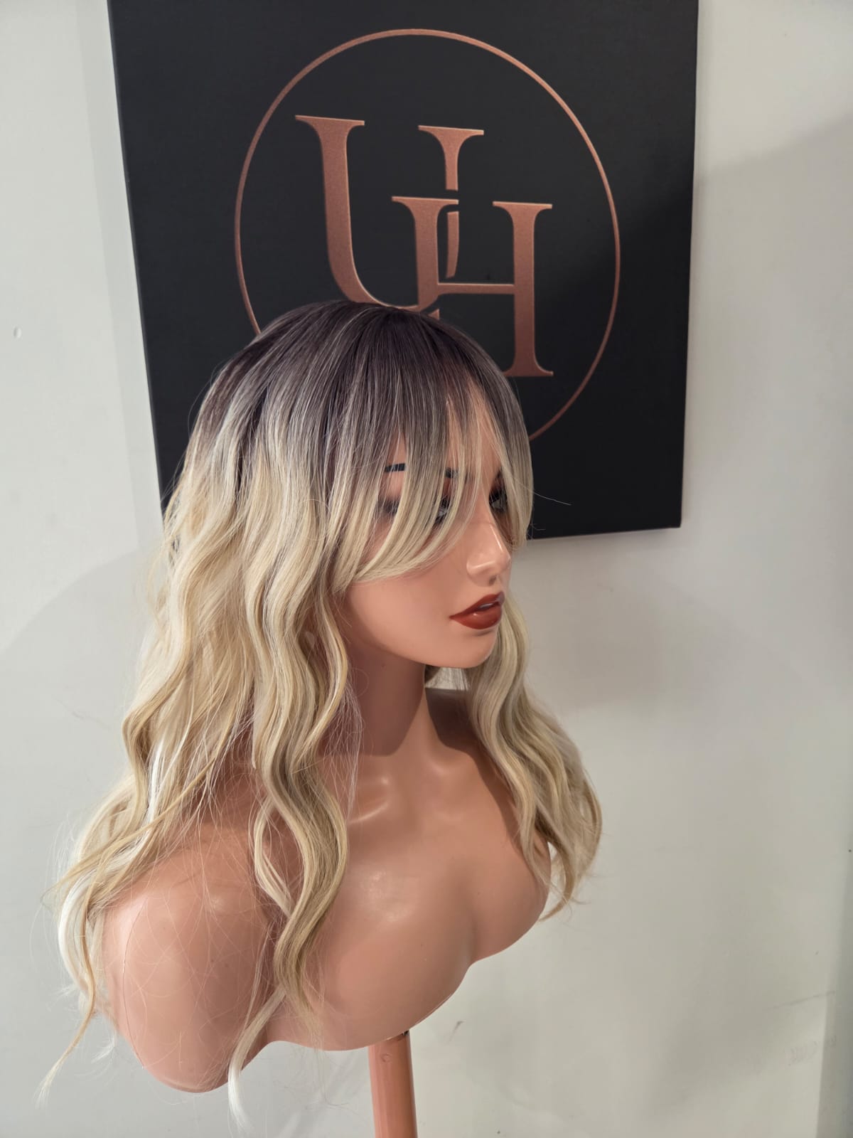 Jennifer – Perruque Synthétique Premium Blond Ondulé avec Frange (Sans Colle)