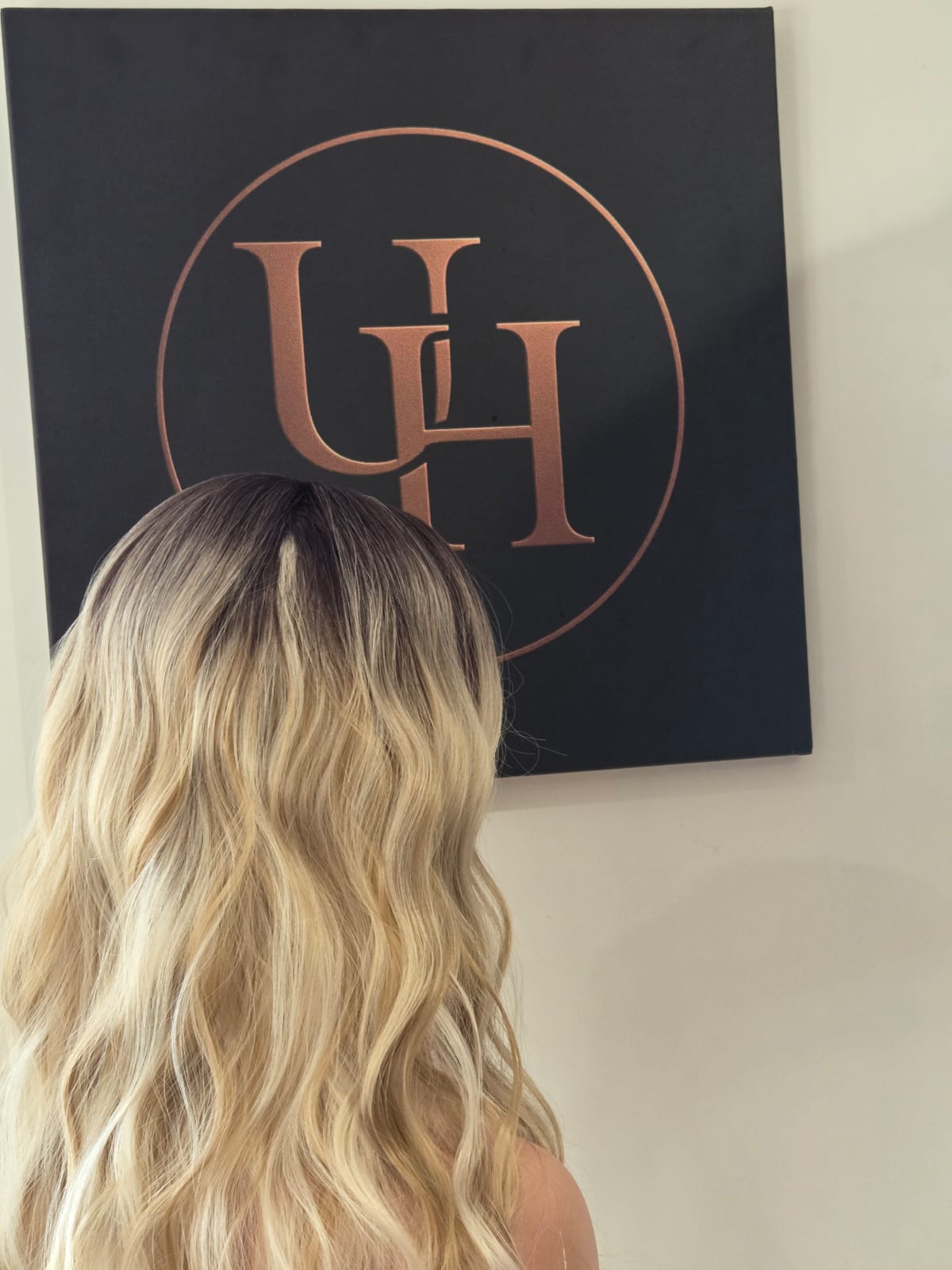 Jennifer – Perruque Synthétique Premium Blond Ondulé avec Frange (Sans Colle)