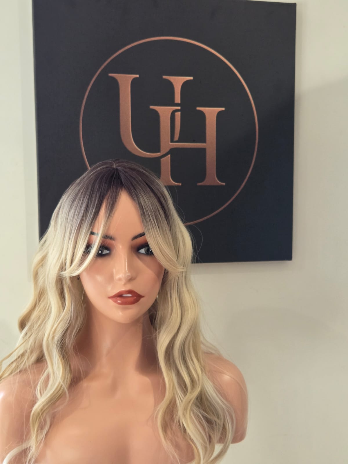 Jennifer – Perruque Synthétique Premium Blond Ondulé avec Frange (Sans Colle)